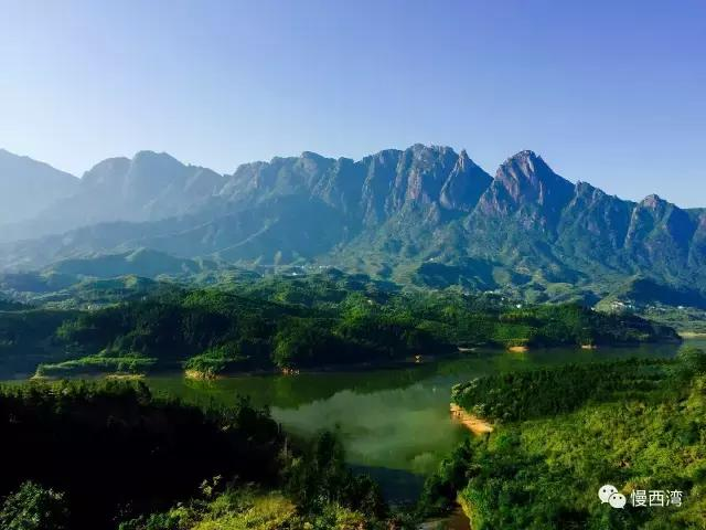 山水相连,水在群山之间盘绕而流,犹如"高山上的明珠—茗洋湖