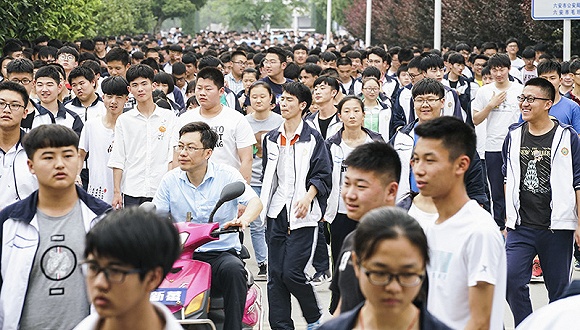 放学时分,毛坦厂中学门前挤满了学生.摄影:吕萌