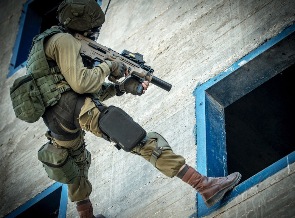 以色列这款无托结构的突击步枪,名称也叫"95"