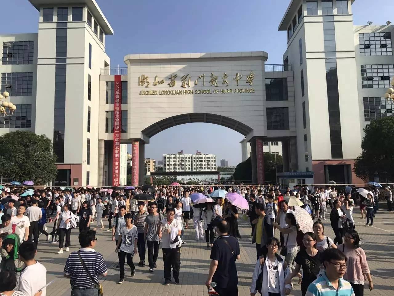 带你感受高考氛围,小编带你来到市区考点,视频为:龙泉中学考点门前▼