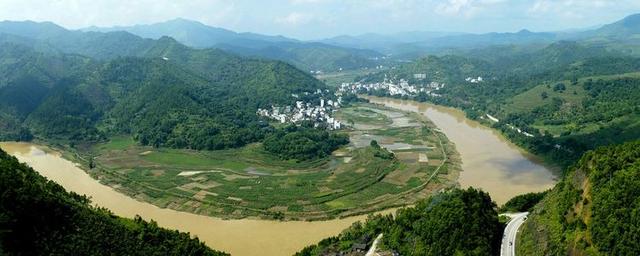 南江第一湾,位于南江口镇的深湾村,河塱村与古蓬村的交汇处,南江河流