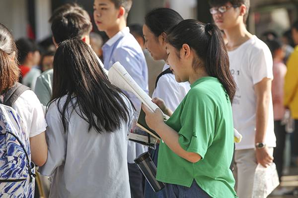 2017高考首日,带你直击常德各考点这些暖心瞬间!