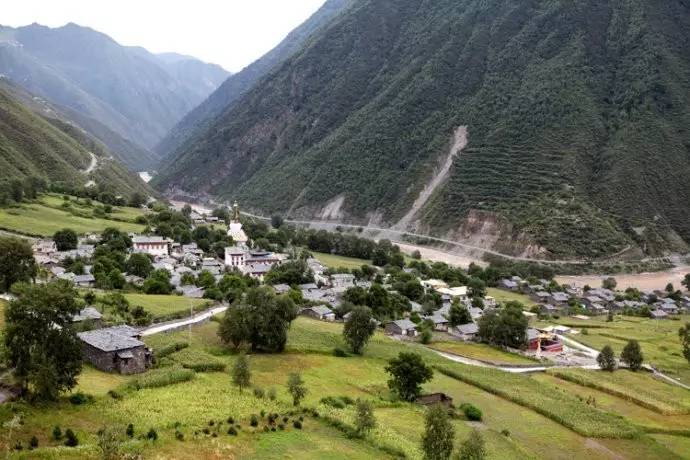 代基村是山歌之乡,民居都是石块砌筑,表面发黑,加上屋顶铺的石板,俨然