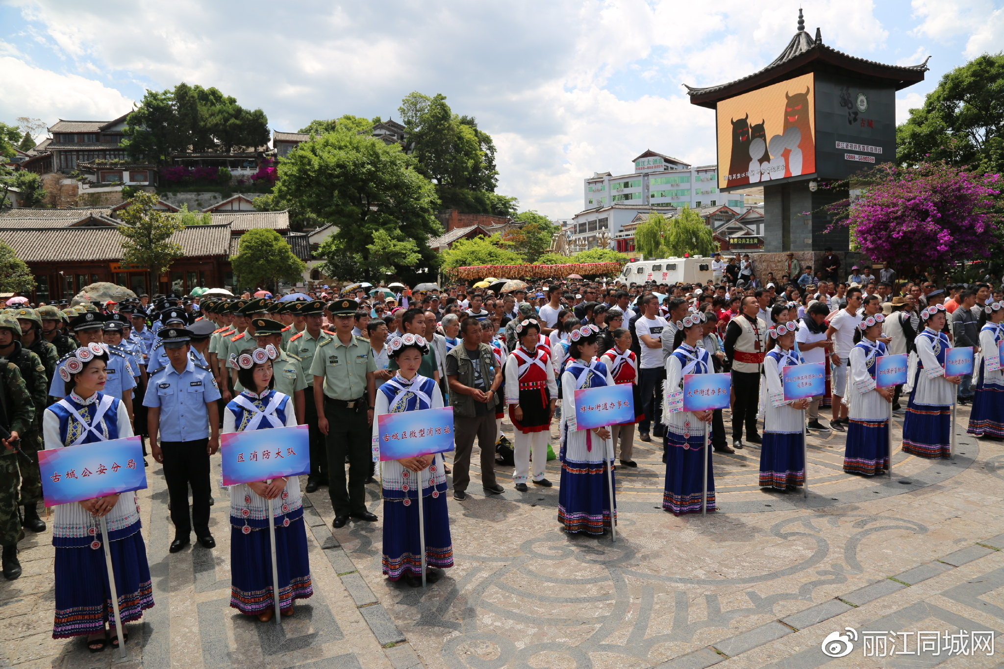 丽江有多少人口有多少_一千人聚集在丽江古城口全民参与反恐工作