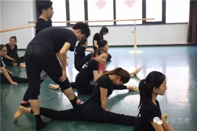高考舞蹈艺考美女子在中影艺考老师的指导下轻松的开启一字马模式