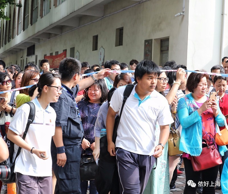 杨浦区凤城路杨浦职业技术学校考点.新民晚报 张龙/摄