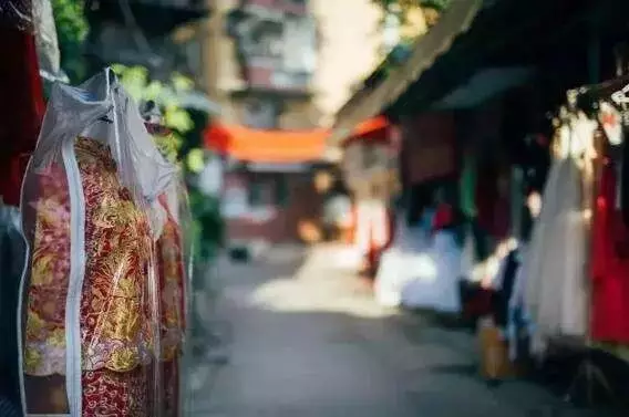 广州婚纱一条街_广州西装一条街图片