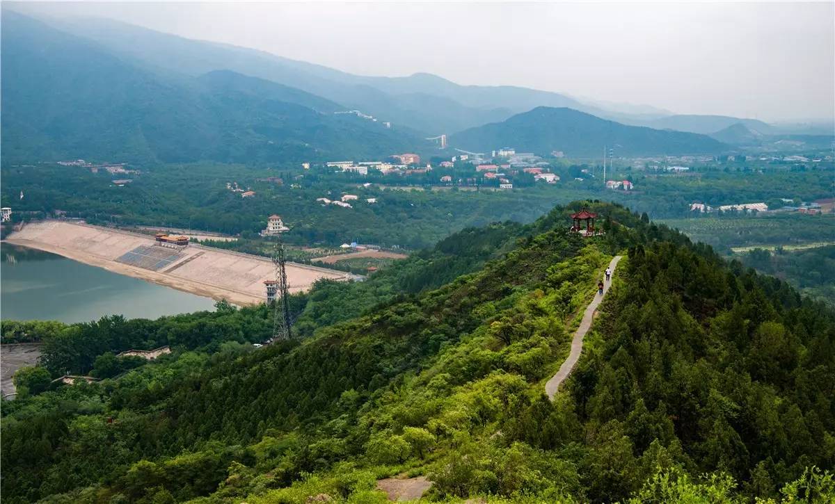 雨后昌平蟒山现云海景观