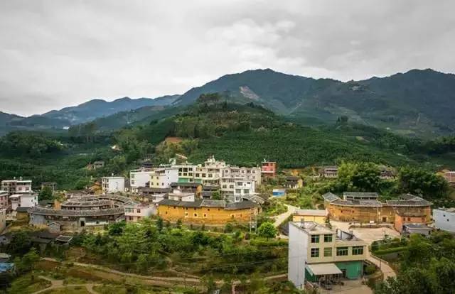 距离平和26公里,有一座风景秀丽,地灵人杰的村庄—霞寨镇钟腾村.