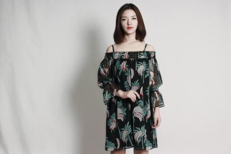 杨洋的机场秀穿的像个"老大爷—依婵服饰