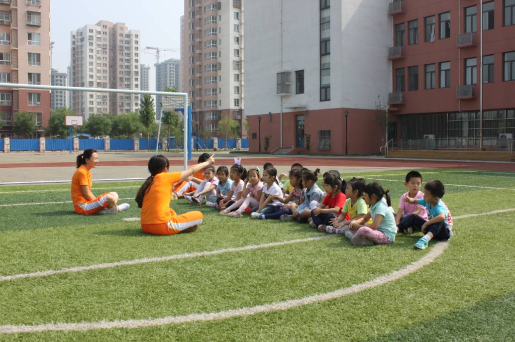 幼儿园孩子体验天津为明小学生活感受学习的快乐