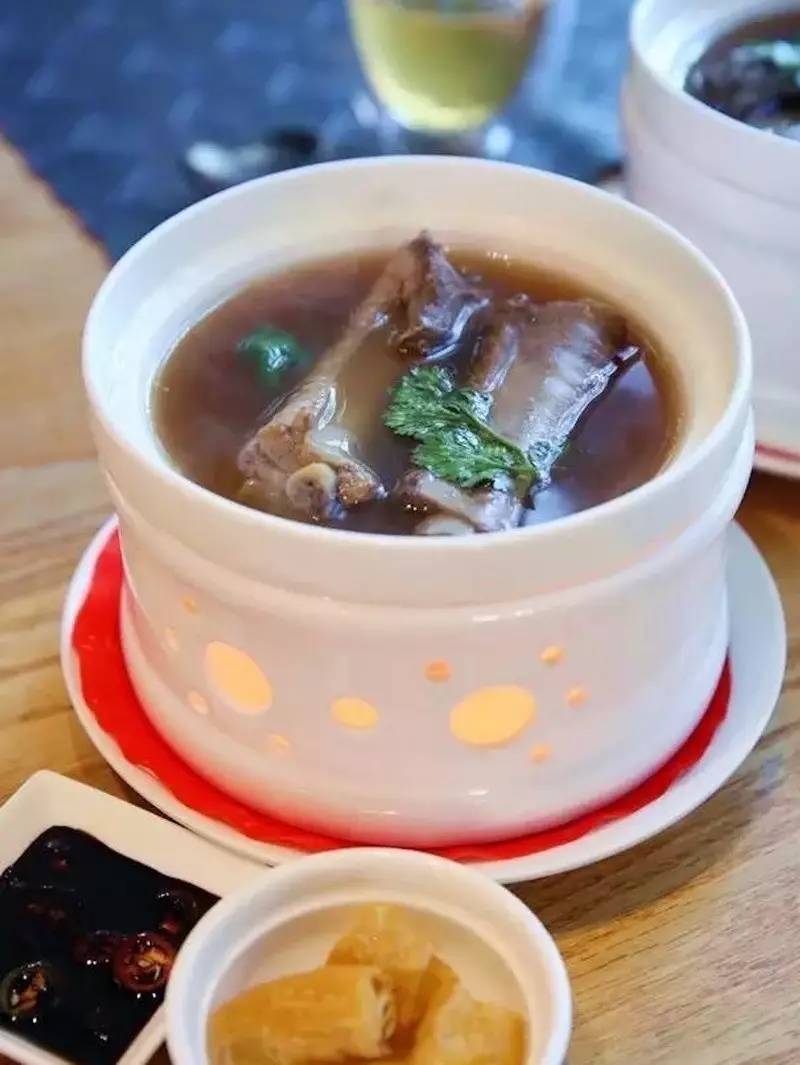 黑蒜肉骨茶