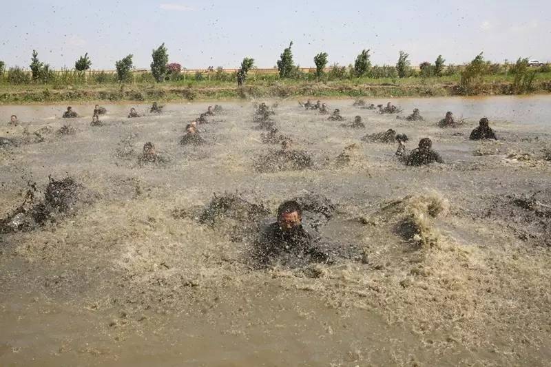 魔鬼周,一组酷图看特战尖兵这样"玩泥巴"