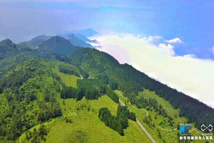 航拍重庆最美草地千野草场 高山之巅的千里平原(组图)