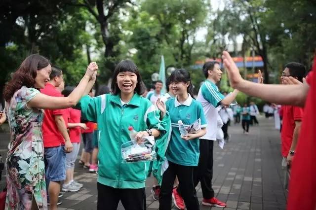 场外满爱意!高考首科,中学外助威团齐上阵