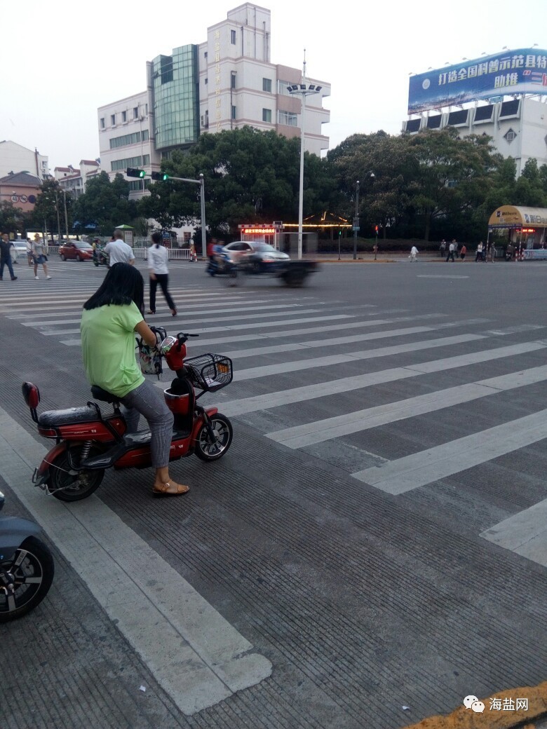 吐槽海盐的电瓶车太多了等红绿灯都停在斑马线上网友这样说