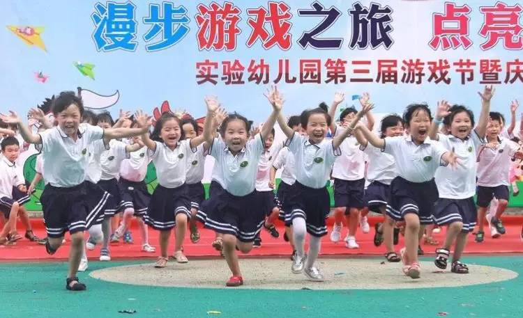 招聘幼儿园教师_幼儿园教师招聘广告psd素材(2)