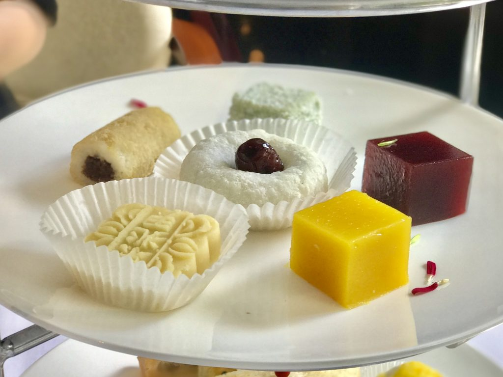第二层是中式甜点:枣泥绿豆糕,豌豆糕黄,洛神山楂糕,雪花糕,豆面