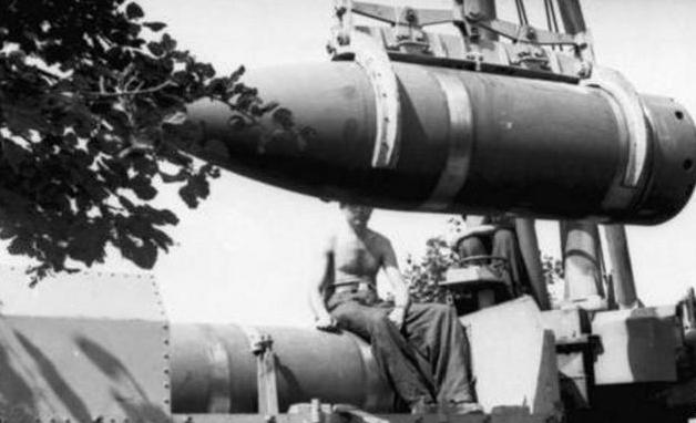 古斯塔夫的炮弹弹头,由于口径过大,古斯塔夫巨炮采用了和重型舰炮相
