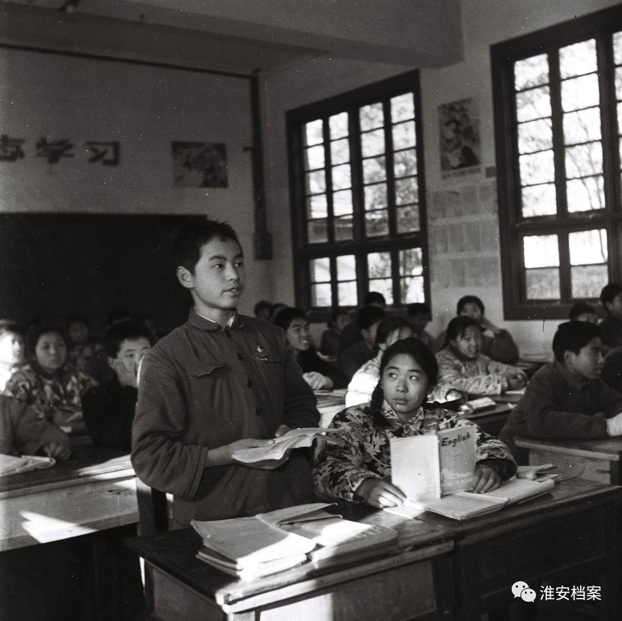 1977年淮中庄国欧同学在课堂上回答英语问题1977年清拖厂的工人大学"