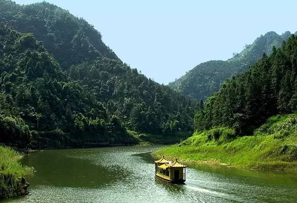 可畅游四面山国家级5a景区和清溪沟水利风景区,体验爱情文化,感受四屏