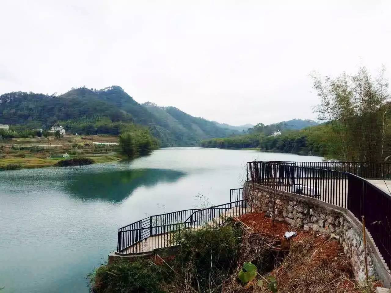 夏宜瑶族乡位于广西壮族自治区梧州市蒙山县城西南部,东邻文圩镇,西北