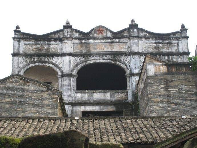 红楼(文明门),始建于清朝嘉庆十八年(公元1813年),是千年古城唯一保留