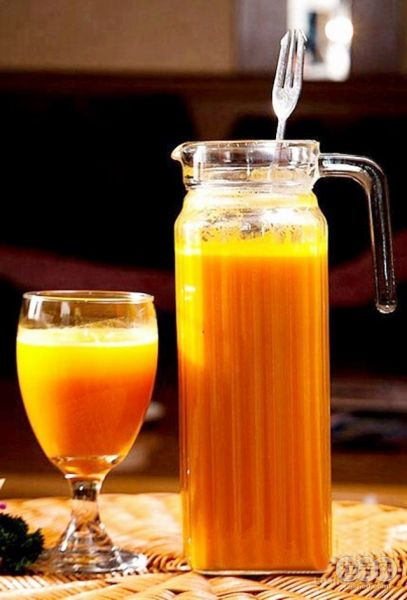 3,蜂蜜南瓜汁:番茄适量,洗净榨汁,一玻璃杯番茄汁添加一汤匙蜂蜜调匀