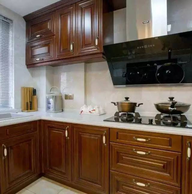 厨房整体橱柜的设计将空间最大化的利用起来,同时储物空间也相应增加.