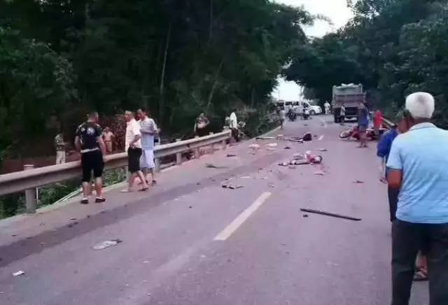 宜宾发生惨烈车祸,4车相撞2人惨死!