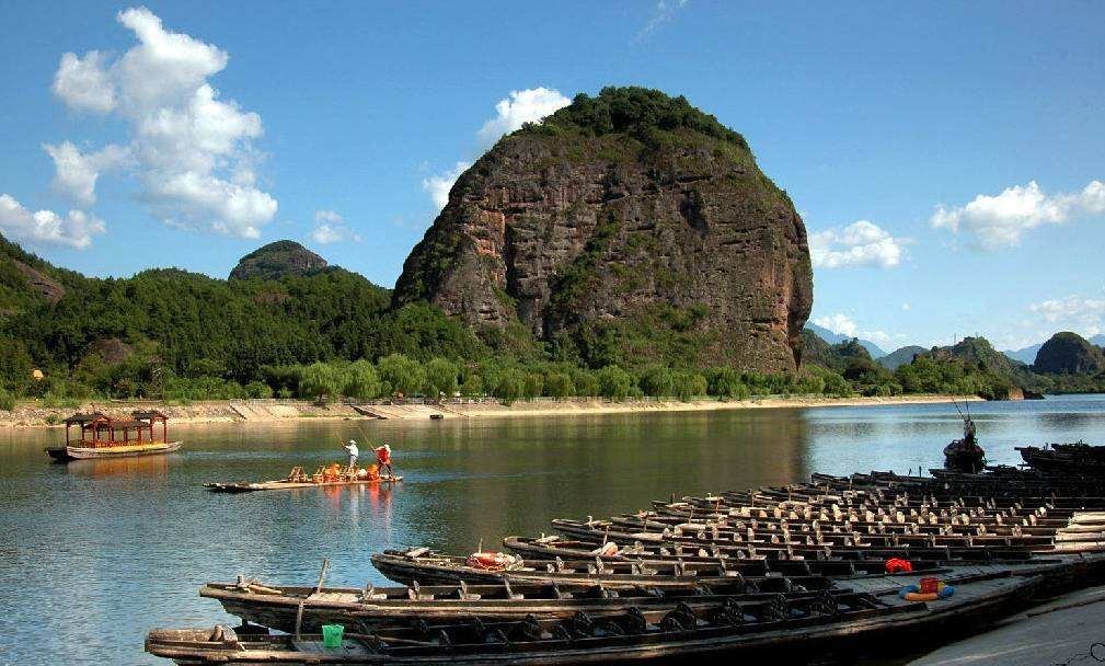 指定地点指定时间集合出发赴道教祖庭龙虎山中餐后重点游览仙水岩景区