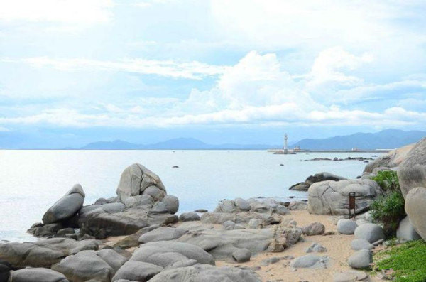 静静地坐在海边,海阔天空,享受这片宁静的海.