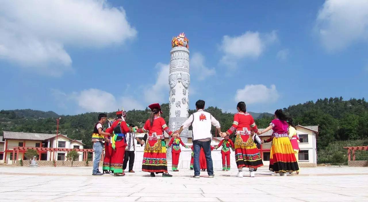 榜上有名宣威市东山镇芙蓉花树脚村予以命名挂牌"中国少数民族特色