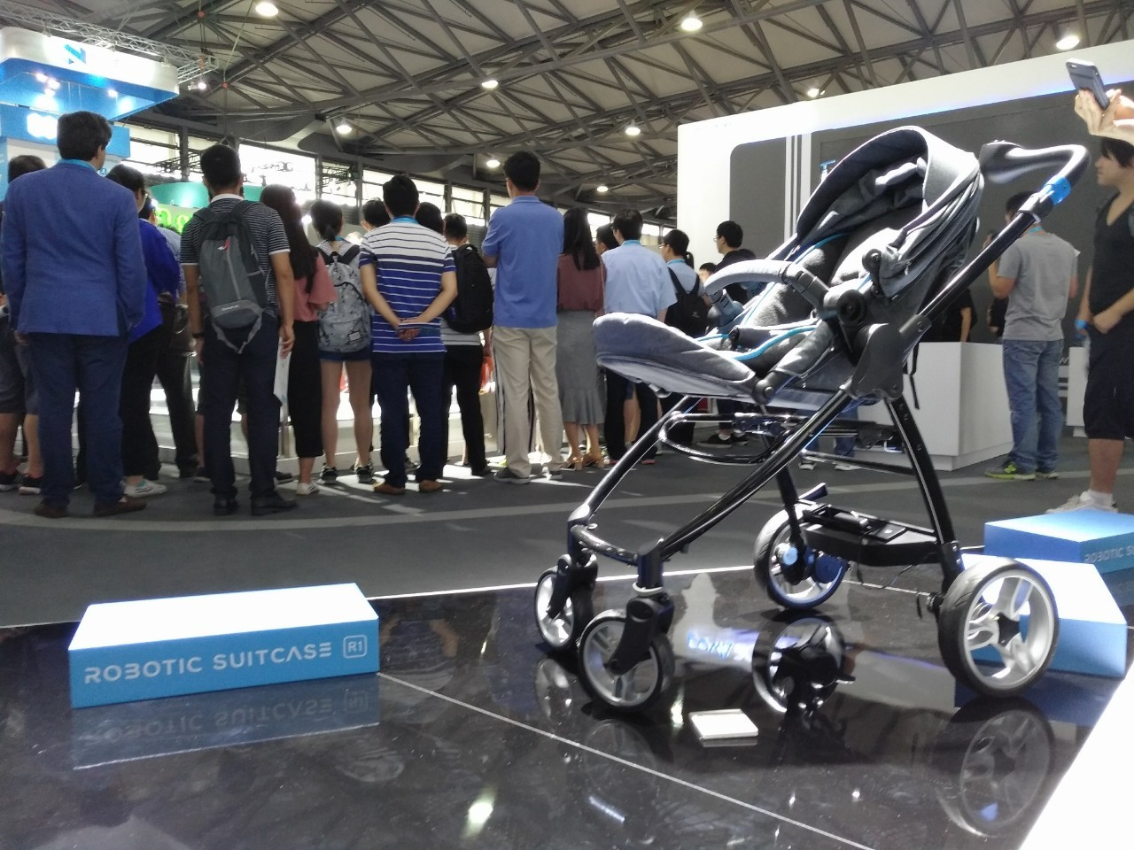 cowarobot「低速无人驾驶技术平台」首款机器人行李箱