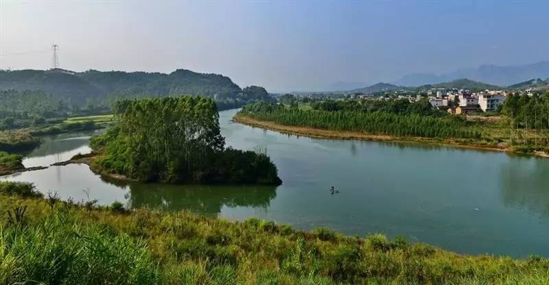 景点: 黄村镇位于蒙山县中南部,东邻昭平县,西与文圩镇相连,南与汉豪