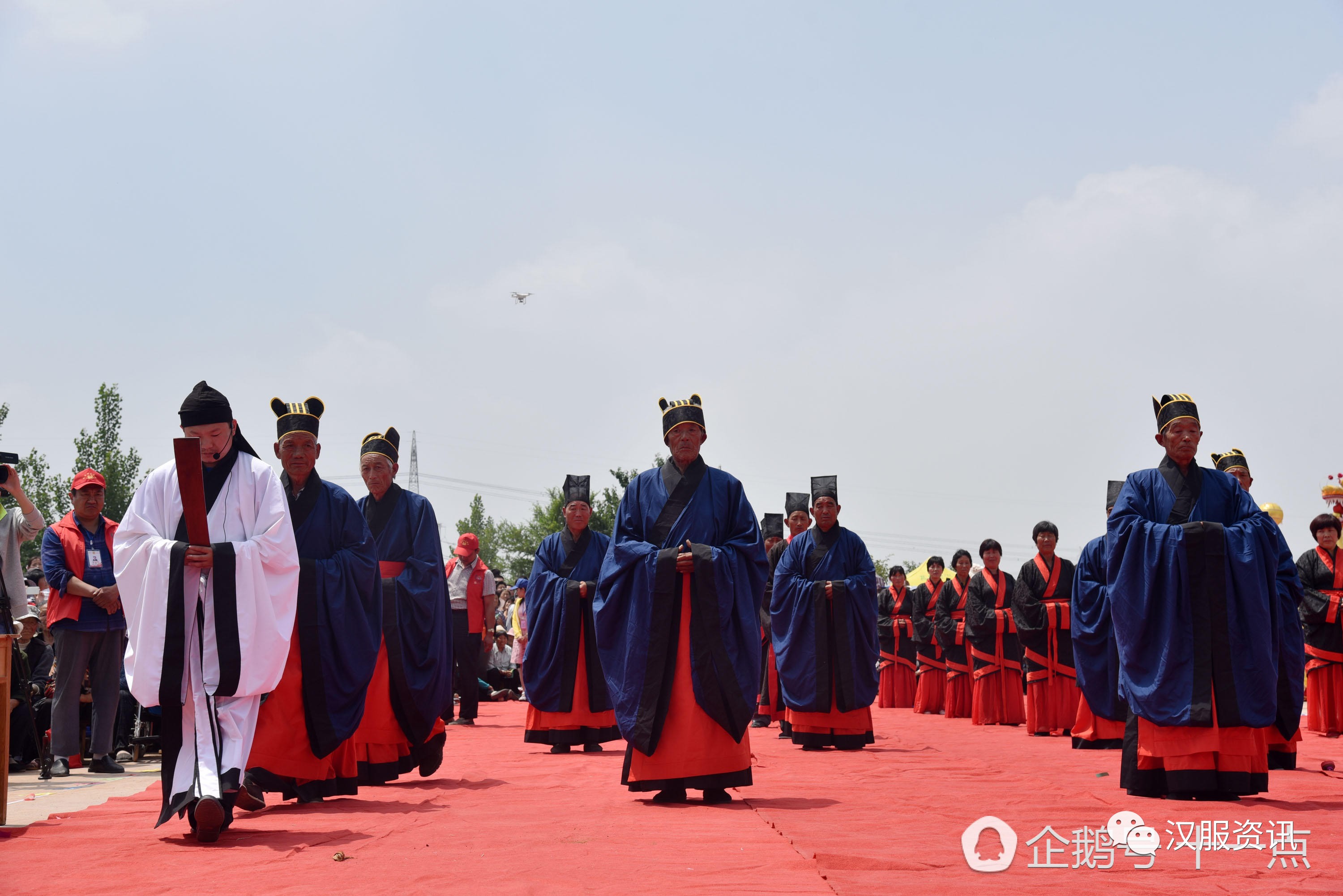 新闻：日照农民穿汉服进行“迎龙祭天”仪式