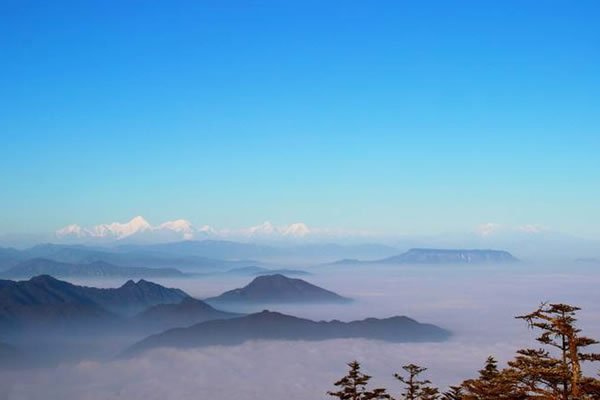 "十大避暑名山"之榜的峨眉山,秀水青山如黛眉!