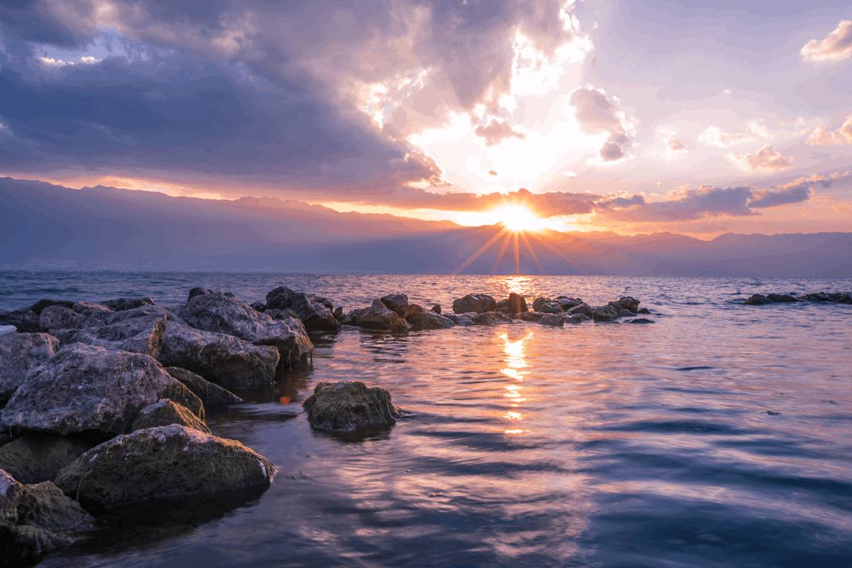 夕阳将洱海染红了那一刻