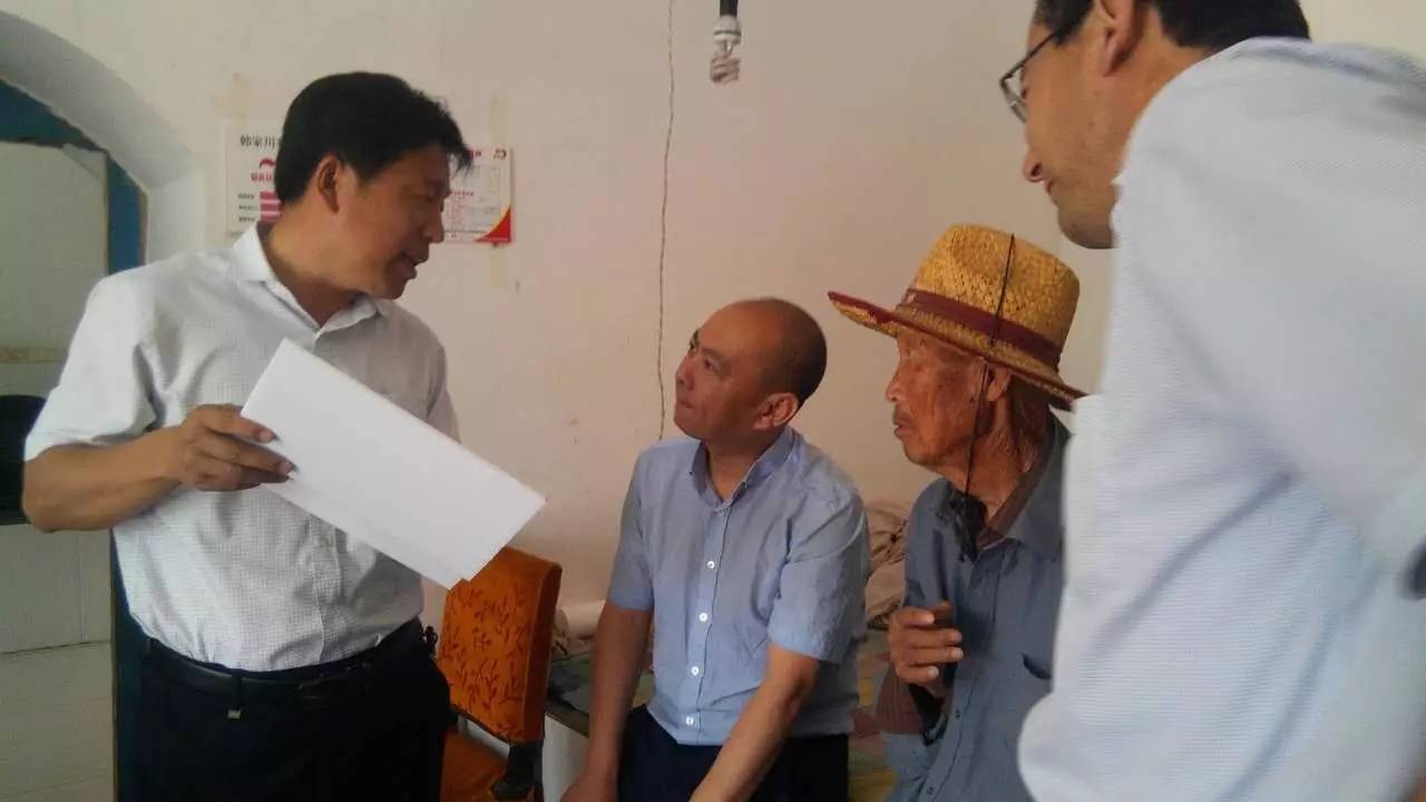 5 县人民法院院长李双庆和乡党委书记郭守义,县人民法院副院长代全