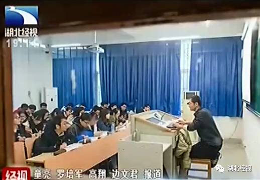 AG旗舰厅看完哭了！武汉这位常年跪着给学生上课的老师又做了件伟大的事…(图1)