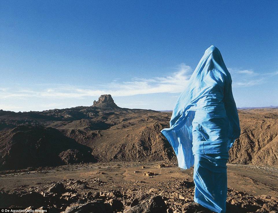 世界各地的奇特双赢彩票服饰人们通过时尚表现文化的热情是万变不离其宗(图11)