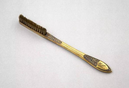世界上第一把牙刷竟是这个皇帝发明的，不可思议！