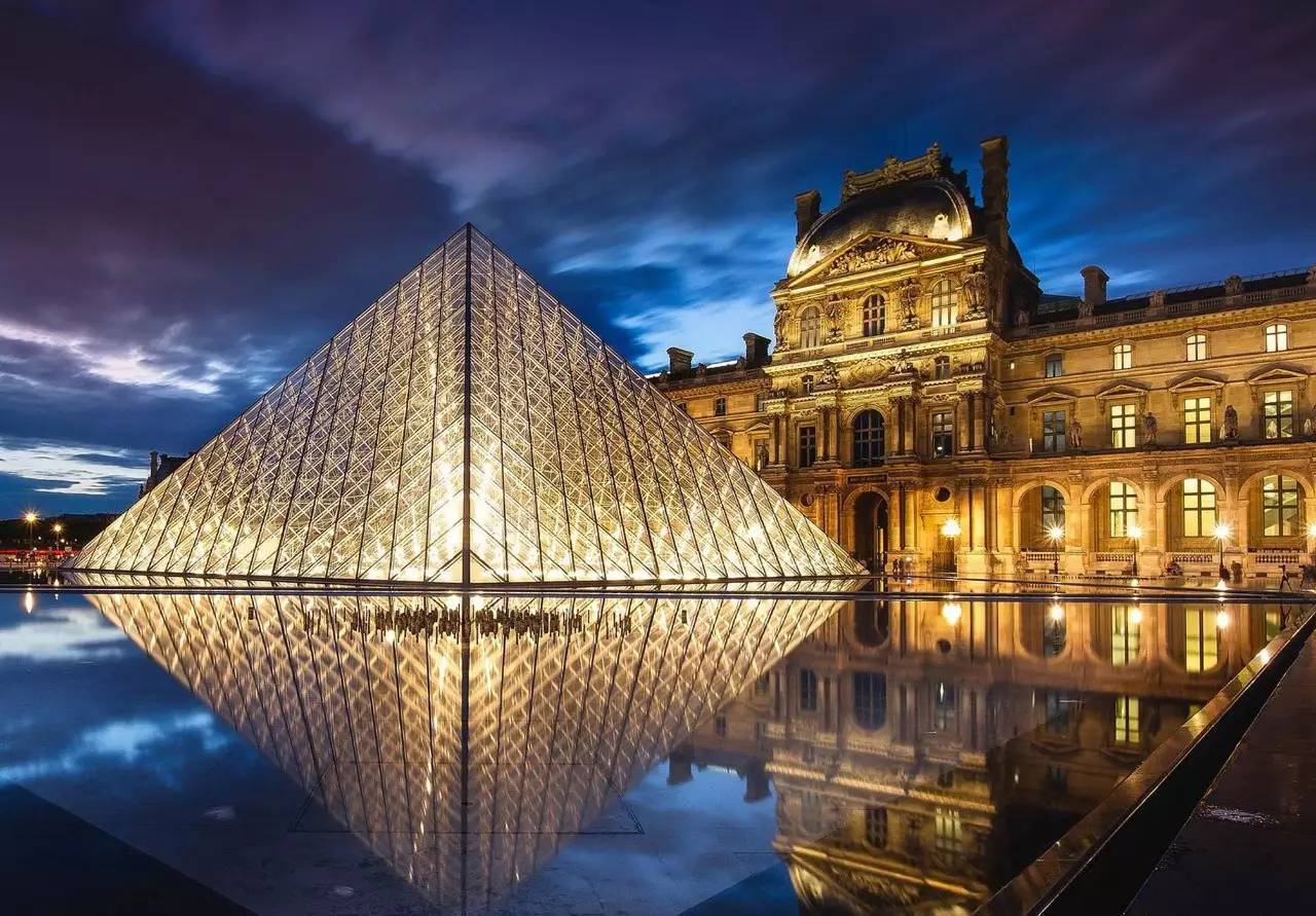 罗浮宫(Musee du Louvre)的外在夜视图 图库摄影片. 图片 包括有 池塘, 入口, 城市, 黄昏 - 39945997