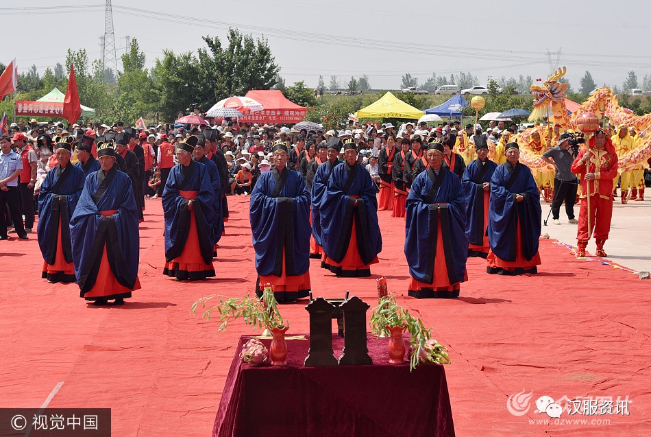 新闻：日照农民穿汉服进行“迎龙祭天”仪式