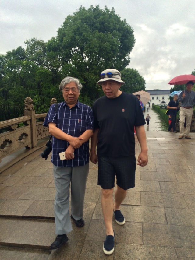 ▼九点半雨骤停,丁聪沈峻独子丁小一(右)带领大家前往枫泾公墓.