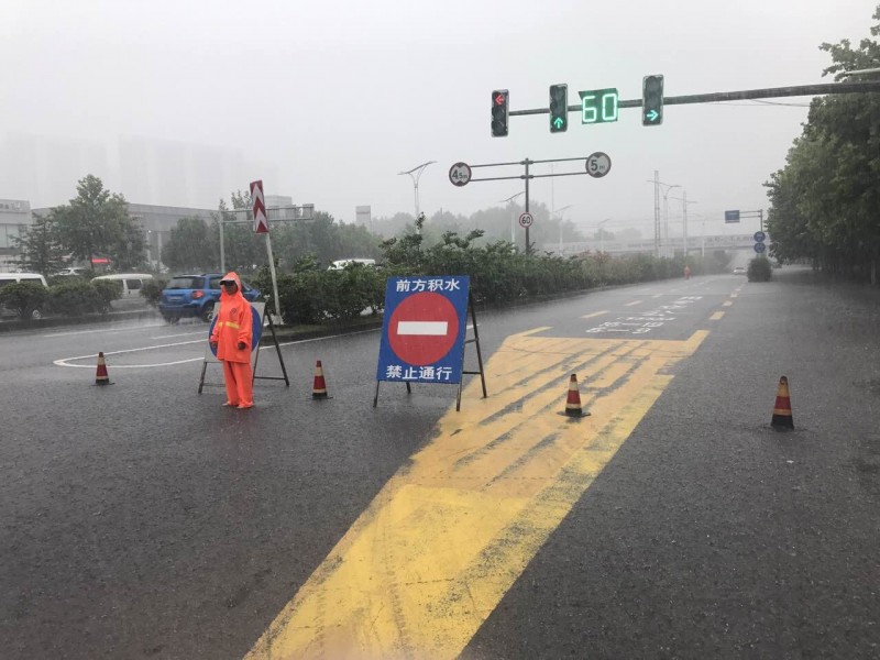 抗击暴雨保证道路畅，浦口区交通局迅速出击