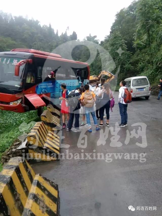 惊险万分！宜宾一班车悬在防护石墩上，落下去后果不堪设想！