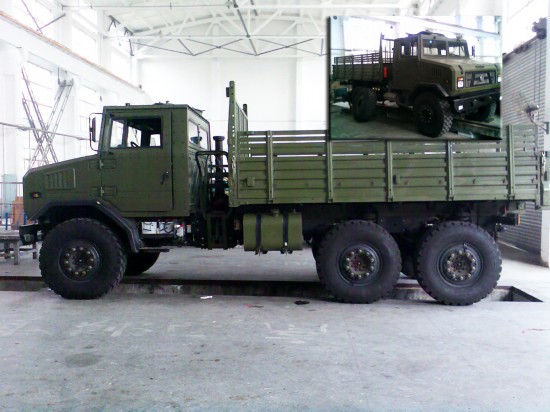 图为二汽东风三代军用卡车竞标方案样车之一.