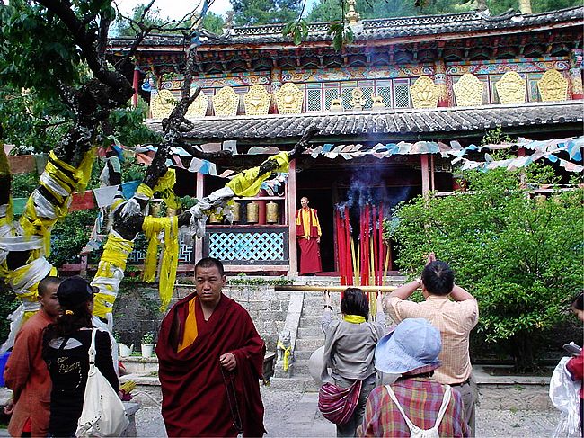 丽江北岳庙会供奉着纳西战神三朵神