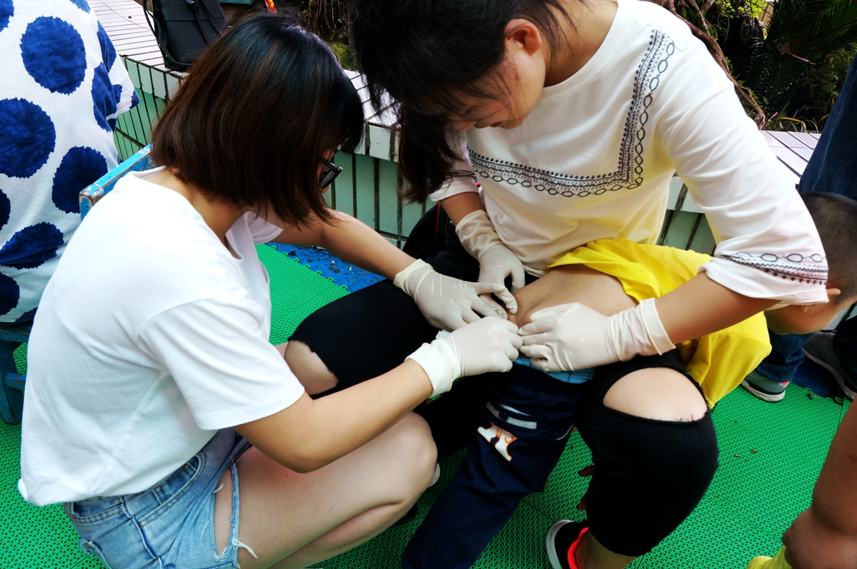 桂林医学院为流动儿童幼儿园孩子免费筛查蛲虫病